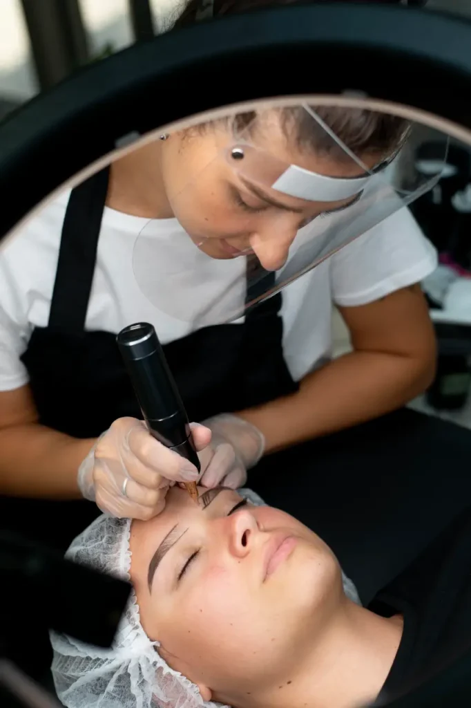 Clínica estética protegiendo la información sensible de sus pacientes mediante normativas de protección de datos
